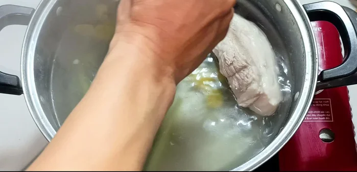 Soak the boiled pork belly in water, then wash it again.
