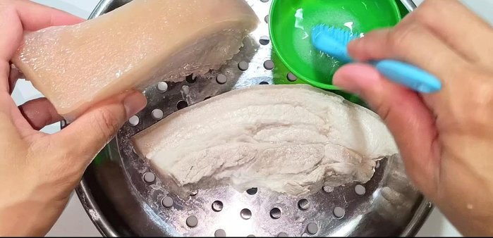 Brush the pork skin evenly with the salt-vinegar mixture. Let sit for 15 minutes.
