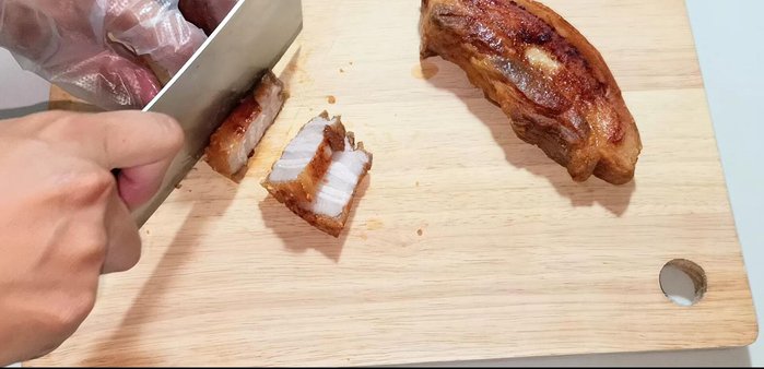 Cut the cooled pork belly into 1cm thick slices.