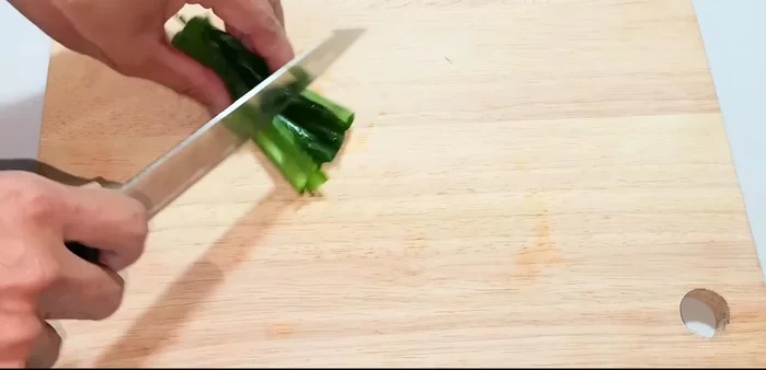 Prepare the coriander: Cut off the white parts and finely chop the green leaves.