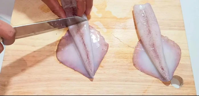 Prepare the squid: Make shallow cuts on one side of the squid body to enhance the appearance when steamed.