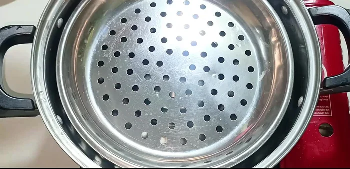 Steam the squid: Place the squid, shredded mango, and coriander in a steamer. Steam for 3 minutes after the water boils.