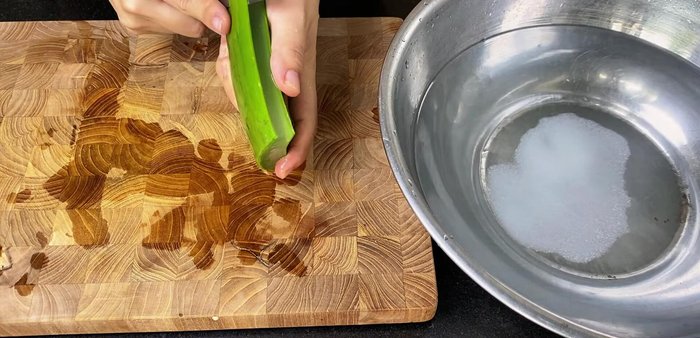 Prepare the aloe vera: Cut off the sides of the aloe vera, peel off the skin carefully removing all the green parts to prevent bitterness. [143.44]