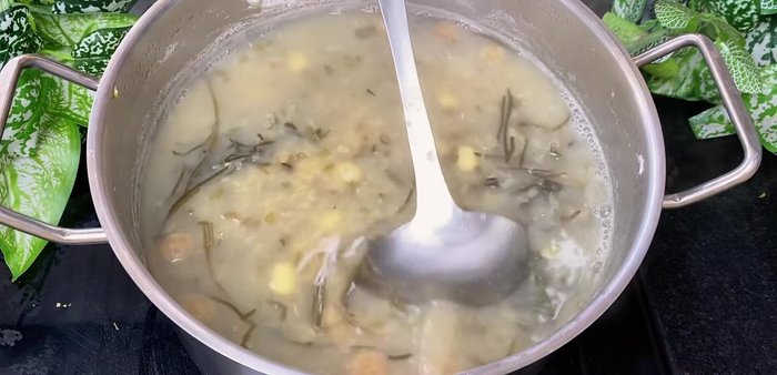 Remove from heat. Add the softened wood ear fungus and aloe vera. The residual heat will cook the aloe vera without making it shrink. [315.36]