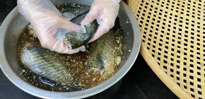 Dry the fish: Place the fish on a tray and dry in direct sunlight, turning occasionally for even drying.