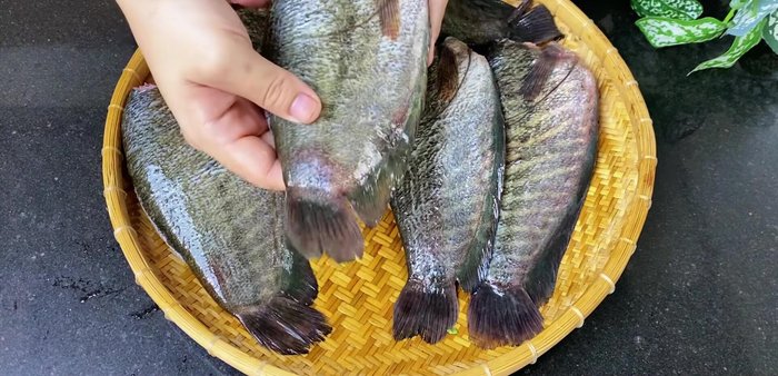Clean the fish: Remove head, intestines, scales (leave fins).