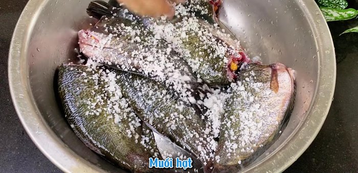Remove fishy smell and slime: Rub fish with salt and white wine, scraping the skin to remove slime.