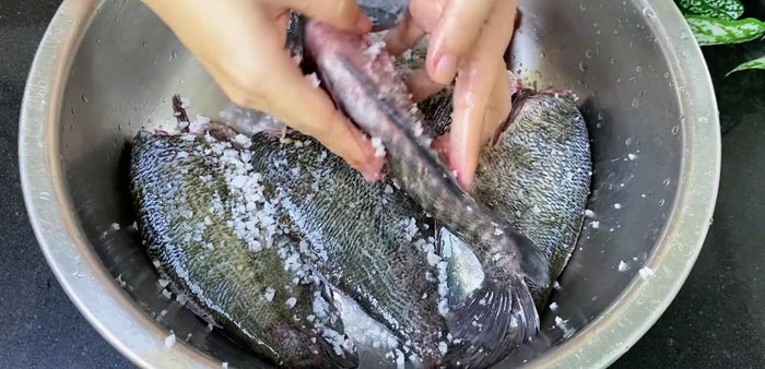 Remove bruises and thoroughly wash the fish with salt and alcohol.