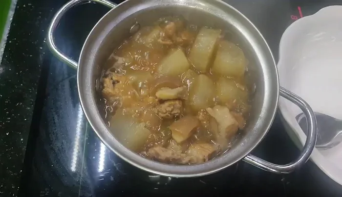 Open the lid to release steam. Add green onions and stir well.