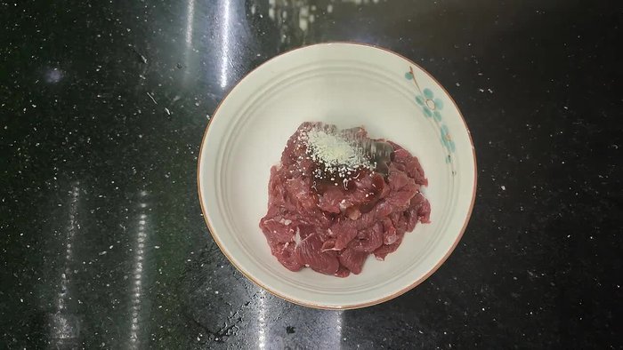 In a bowl, combine oyster sauce, a little condensed milk, and a little lemongrass or sweet potato. Avoid adding salt at this stage. (4.799)