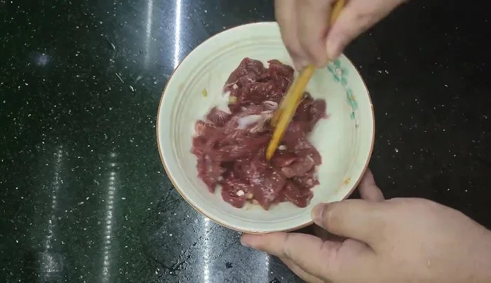 Add a layer of cooking oil to prevent water loss. You can also add a little water or ginger juice. (58.28)
