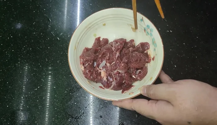 Stir-fry the marinated beef. If desired, add a little tapioca starch for extra softness. (91.439)