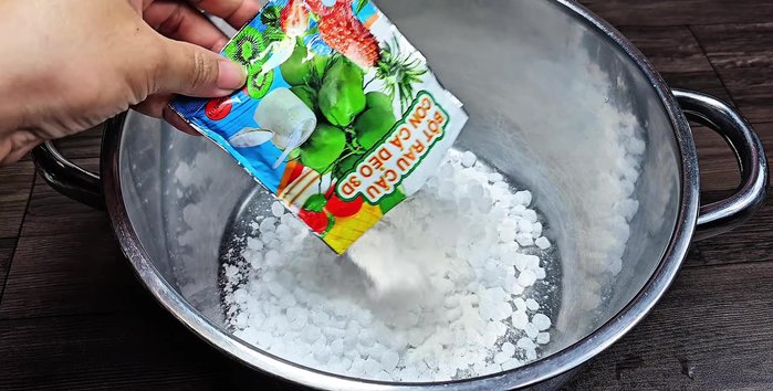 Soak the jelly powder and sugar in a pot. Add salt and coconut water. Filter the coconut water to remove fiber. Stir well to dissolve the sugar. Let it soak for 30 minutes.