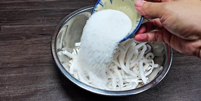 Prepare the coconut rice: Mix with sugar and let it sit until it releases water. Stir-fry until slightly cooked, preventing it from floating.