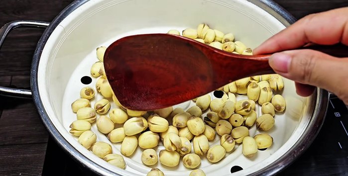 Steam the lotus seeds until soft. Check for doneness by pressing gently with a spoon.