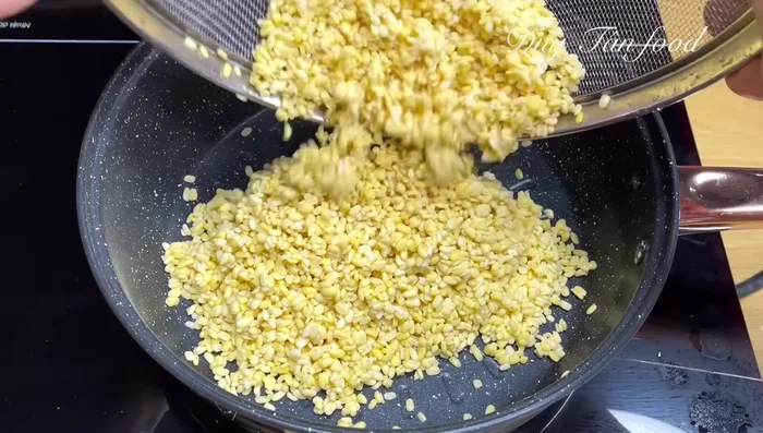 Prepare the mung beans: Wash 200g mung beans and soak for at least 2 hours. Rinse again, drain, and cook with 600-700ml of water and ½ teaspoon salt until soft (15-20 minutes).