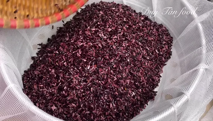 Steam the sticky rice: Steam the drained sticky rice for 20 minutes. Open, stir evenly, and steam for another 15-20 minutes.
