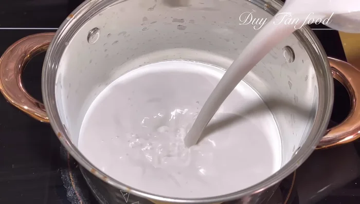Prepare the coconut milk mixture: In a pot, combine 500ml coconut milk, 1 teaspoon salt, and 1 tablespoon cornstarch (or rice flour). Stir well and cook over low heat until smooth and thickened.
