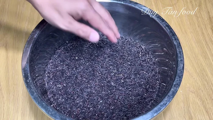 Prepare the sticky rice: Mix 1kg black sticky rice and 500g white sticky rice. Wash and clean thoroughly. Soak in water (enough to cover the rice, plus about one finger's depth) with 1 teaspoon of salt for at least 6-8 hours.