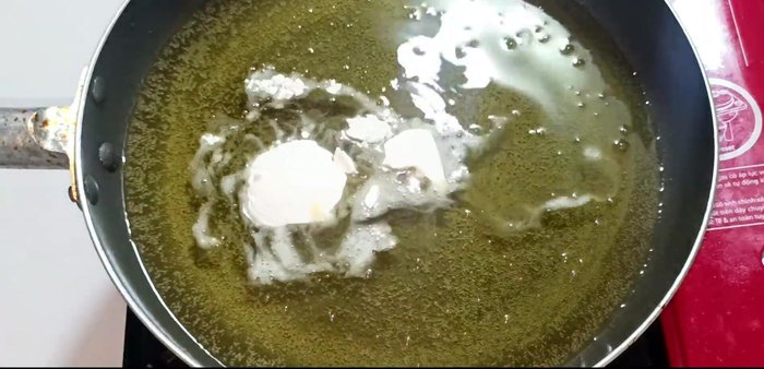 Add the snakehead fish to the pan and fry, carefully drizzling oil over the surface to ensure even cooking and a crispy golden finish. Fry until golden brown and crispy on both sides (approximately 10-15 minutes per side).