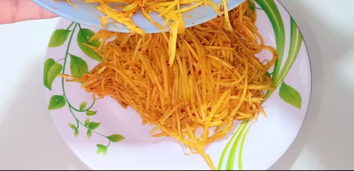 Arrange the grated mango in a serving plate. Place the fried snakehead fish on top of the mango. Pour the remaining 3 tablespoons of Thai sauce evenly over the fish.