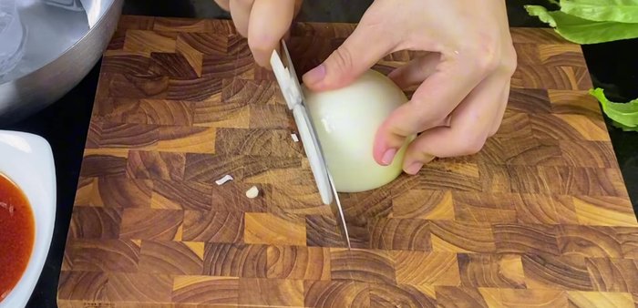 Prepare the onion: Thinly slice the onion and soak in ice water to remove pungency and maintain crispness.
