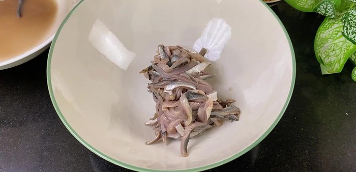 Mix the fish: Remove the fish from the lemon juice, and add the cooled fish sauce mixture, minced garlic, and shredded chili peppers. Mix well to coat the fish.