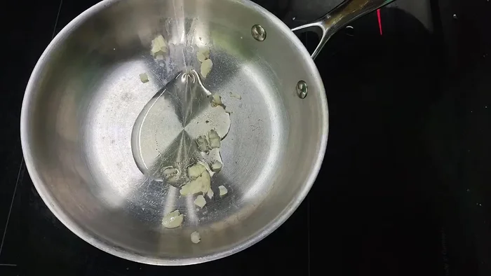 Stir-fry garlic until fragrant.