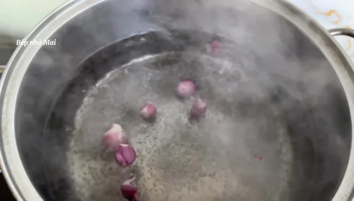 Put a pot of boiling water with a little bit of salt, MSG, and purple onion.