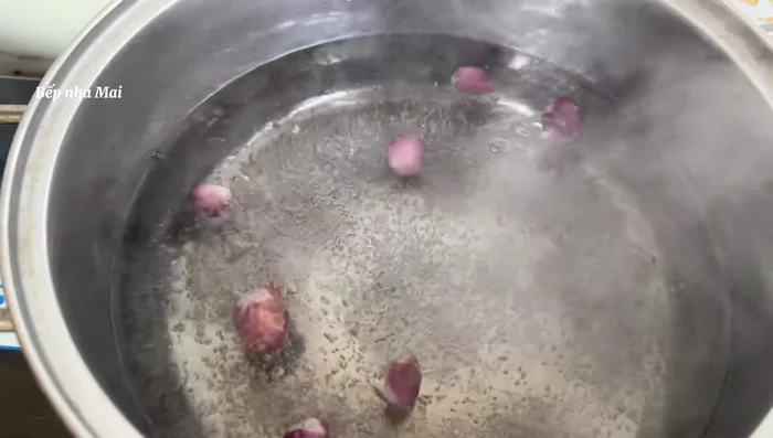 When the water is boiling, put the meat in and boil for about 20 minutes.