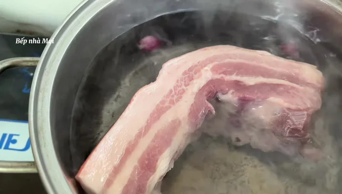 Turn off the stove, cover the pot, and let the meat soak in hot water for about 10 more minutes.