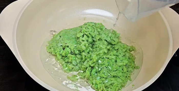 In a pot, combine the drained glutinous rice, 200ml of water, fresh milk, sugar, and salt. Crush the rice slightly.