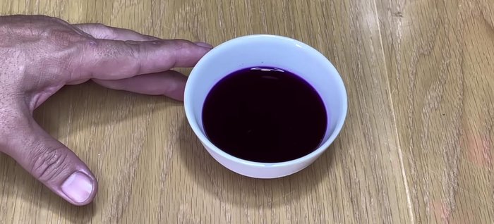 Prepare coloring: Blend purple leaves with water and strain. Allow to settle for at least 2 hours, separating the dark-colored liquid from the lighter liquid. Blend pandan leaves with water and strain, letting it settle as well. Use the dark-colored liquid for coloring.