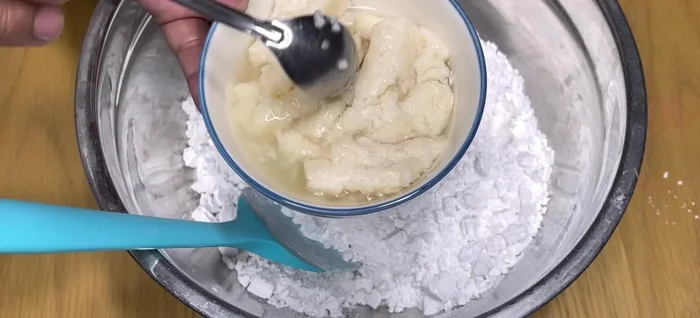 Add rice wine and water: Gradually add rice wine to the dry ingredients, mixing well. Then, add warm water and mix until a smooth batter forms.