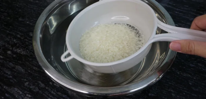 Wash rice thoroughly.