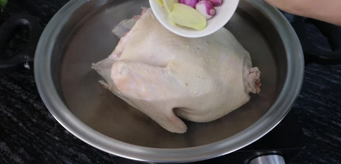 Boil duck meat with water, ginger, and shallots until water boils (remove foam if necessary).