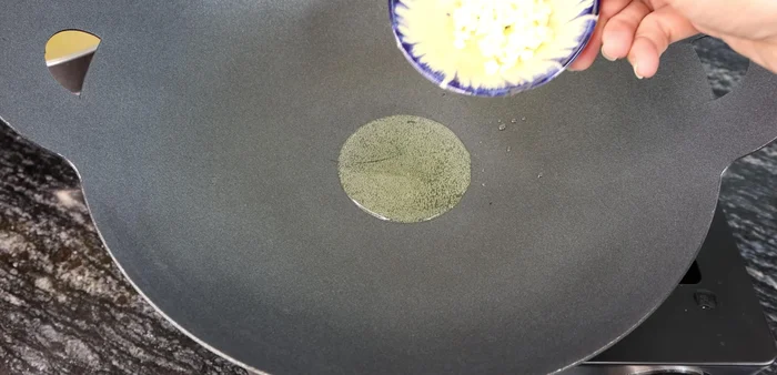 Roast rice with garlic in a non-stick pan until fragrant and slightly yellow.