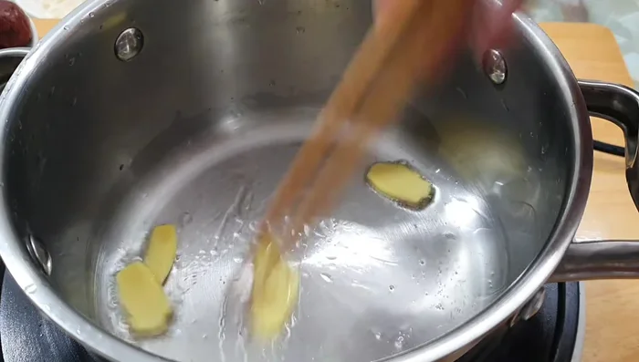 Heat some oil in a pot, saute thinly sliced ginger until fragrant.