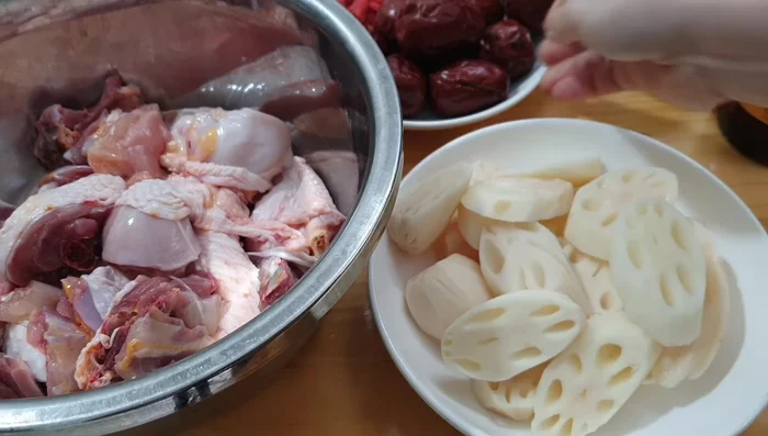 Peel and slice the lotus root into 2cm thick slices. Prepare other ingredients.