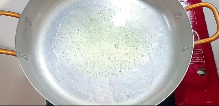 Heat cooking oil in a wok or frying pan over medium heat. Add garlic and fry until golden brown and fragrant.