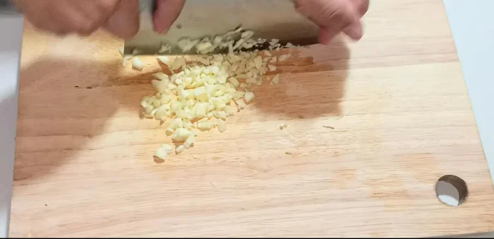 Chop garlic into small pieces.