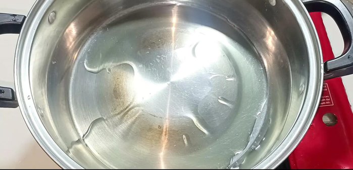 Heat cooking oil in a pot. Add the remaining minced garlic and stir-fry until fragrant.