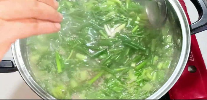Add green onions, stir well, and turn off the heat.