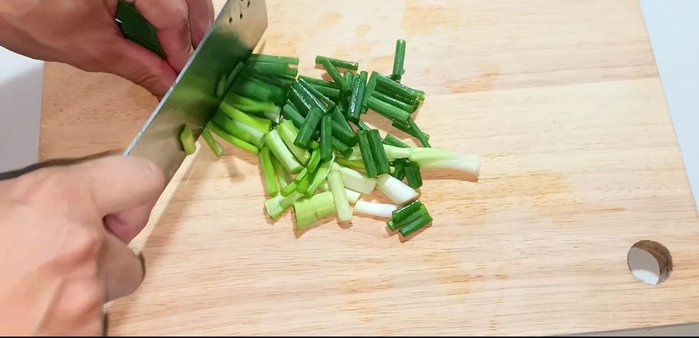 Wash and chop green onions to about 3cm in length. Mince the garlic.