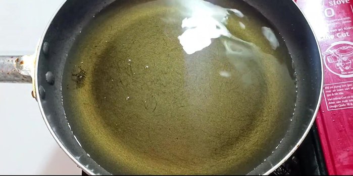 Add more oil to the pan. Fry the rice noodles in batches until crispy. Remove and drain on a basket.