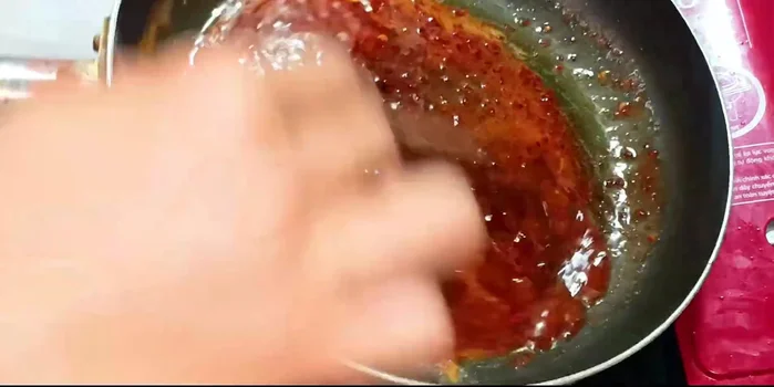 Cook the sauce over low heat until boiling. Add the fried rice noodles and stir to coat evenly with the sauce.