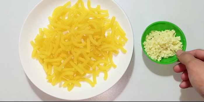 Chop the garlic finely.