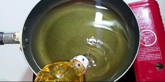 Heat cooking oil in a pan over high heat. Add garlic and fry until golden brown and crispy. Remove and set aside.