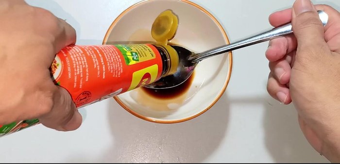 Prepare the stir-fry sauce: Combine soy sauce, oil, oyster sauce, chili sauce, tomato sauce, seasoning powder, pepper, and sugar. Mix well.