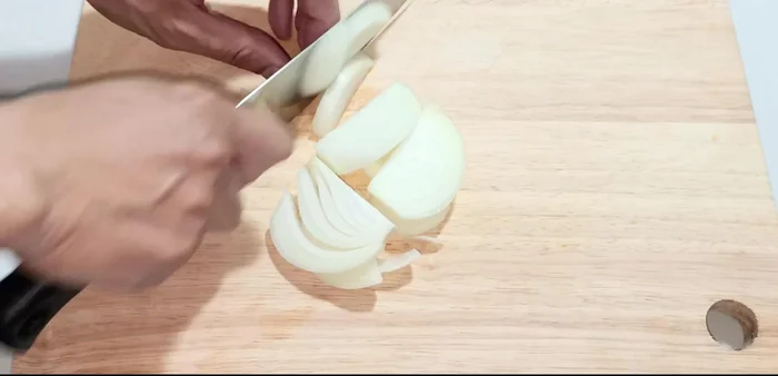 Prepare the ingredients: Cut the onion into thick slices, roughly chop the onion neck, and cut the green onions and coriander into 3cm lengths. Cut the carrots in half, then into diagonal slices, and finally into smaller pieces. Mince the garlic.